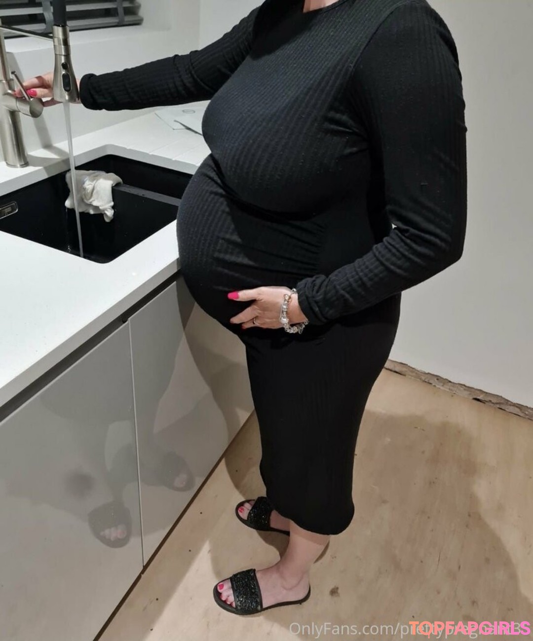 Foto desnuda filtrada de OnlyFans de Prettypregnant35 #8 Foto desnuda filtrada de OnlyFans de Prettypregnant35 #8