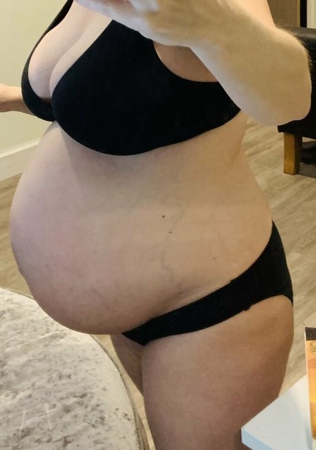 Foto desnuda filtrada de OnlyFans de Prettypregnant35