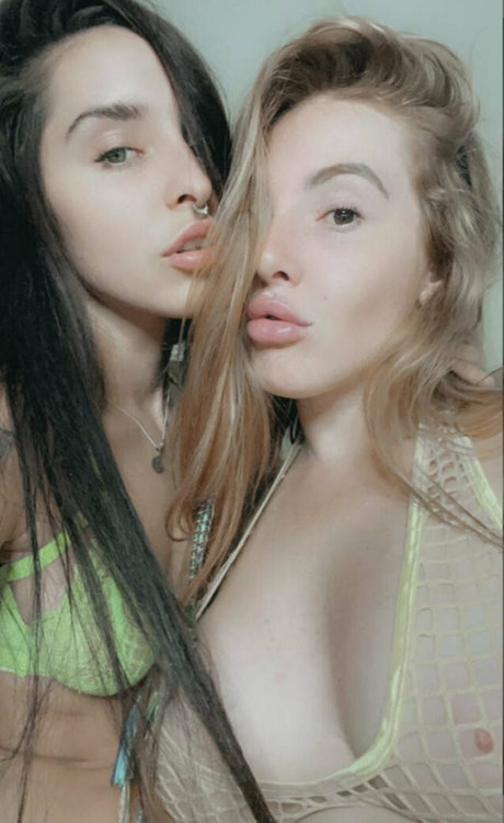 Yourlesbianfantasyy