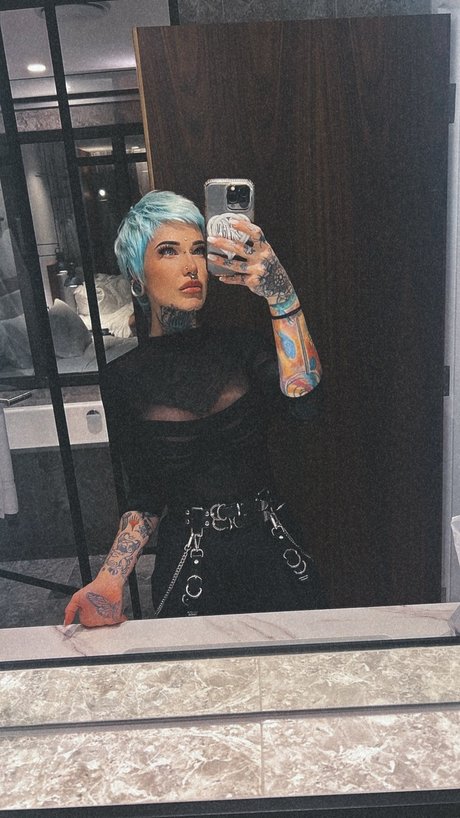 Foto desnuda filtrada de OnlyFans de Ghoul Next Door
