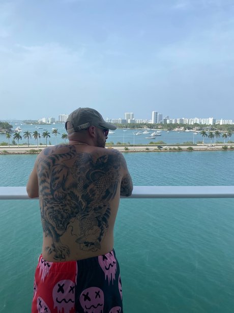 Foto desnuda filtrada de OnlyFans de Alexander