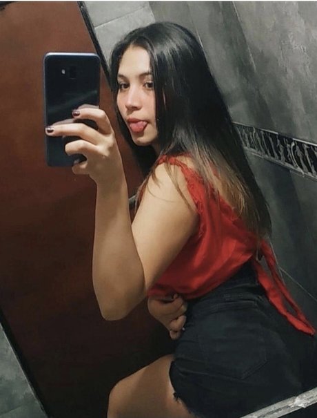 Foto desnuda filtrada de OnlyFans de Ari