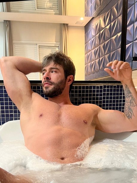 Foto desnuda filtrada de OnlyFans de Alexandre Baia