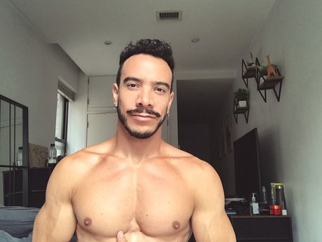 Foto desnuda filtrada de OnlyFans de Alessio Vega