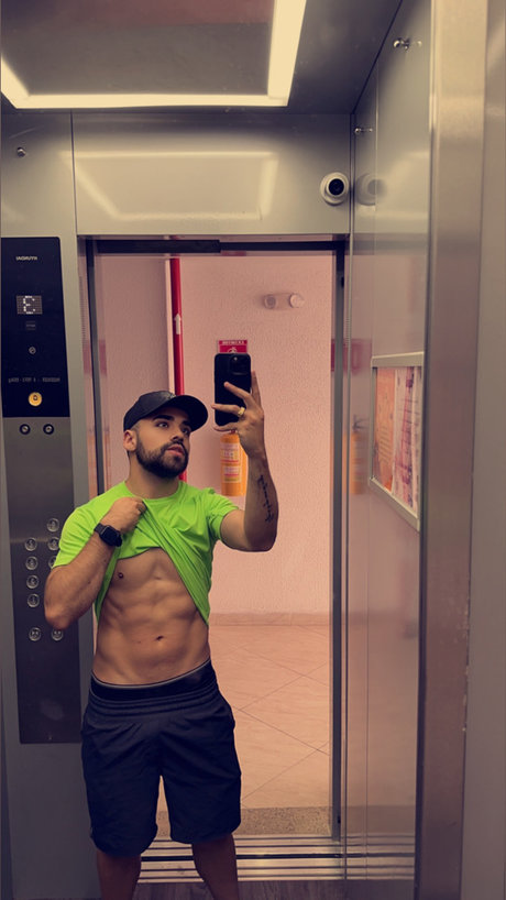 Foto desnuda filtrada de OnlyFans de Aaron Diamond 