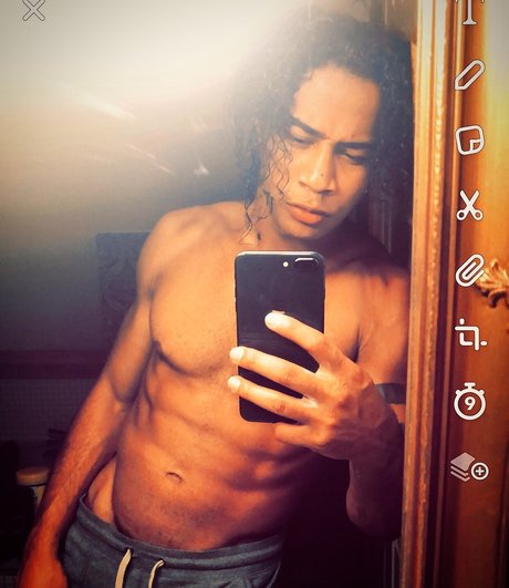 Foto desnuda filtrada de OnlyFans de Adonisalexander