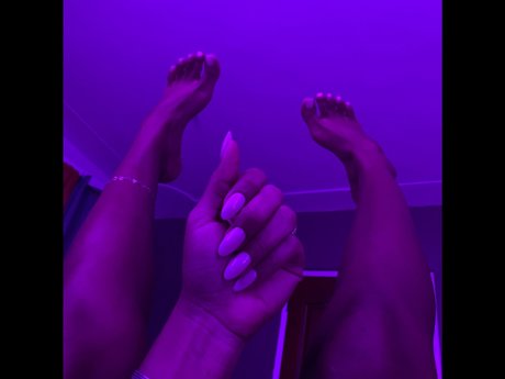 Asabis Feet
