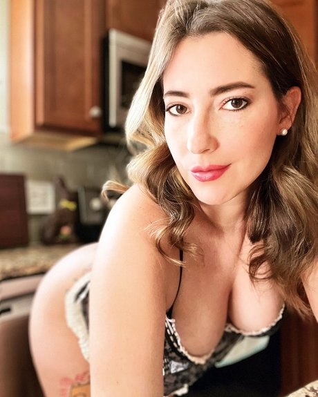 Foto desnuda filtrada de OnlyFans de Not Your Average Milf 
