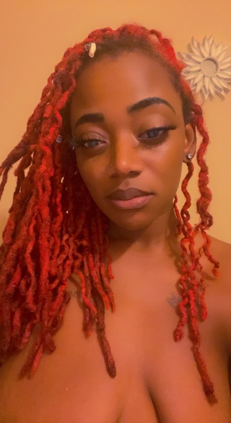 Foto desnuda filtrada de OnlyFans de Therealred