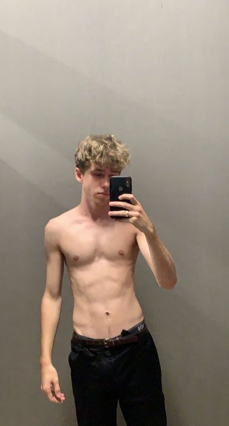 Foto desnuda filtrada de OnlyFans de Oliver George Elijah
