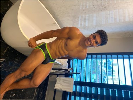 Foto desnuda filtrada de OnlyFans de Oli Ferro