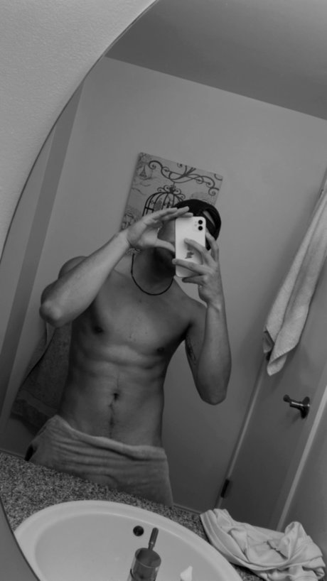 Foto desnuda filtrada de OnlyFans de Adan
