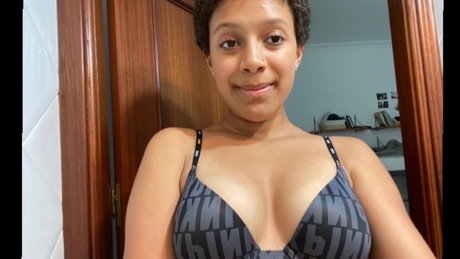 Foto desnuda filtrada de OnlyFans de Akua Vip Page