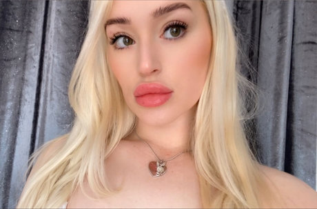 Foto desnuda filtrada de OnlyFans de Ur Girl Next Door  