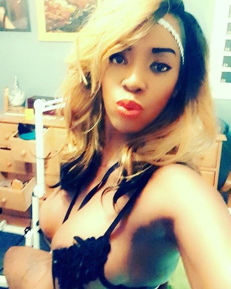 Foto desnuda filtrada de OnlyFans de Dawn Carter