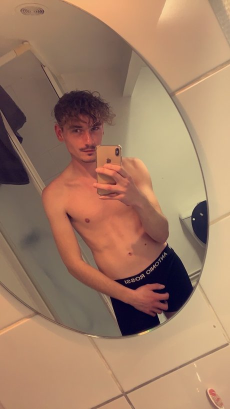 Foto desnuda filtrada de OnlyFans de Valentin
