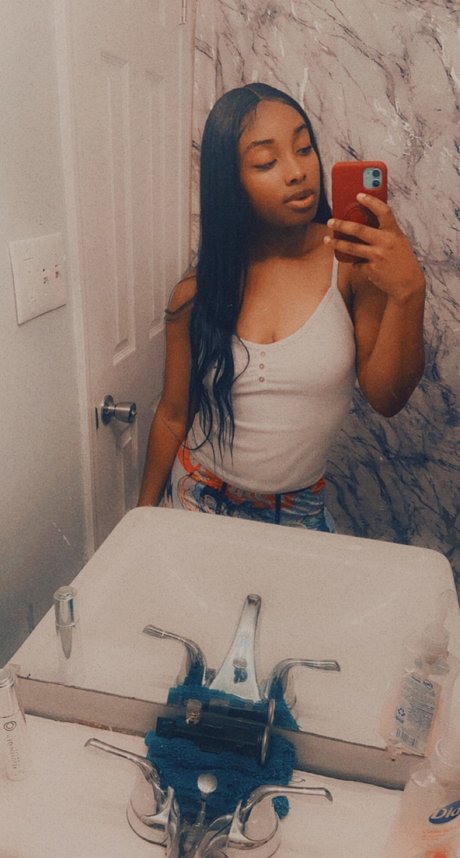 Foto desnuda filtrada de OnlyFans de Sneakypeaks