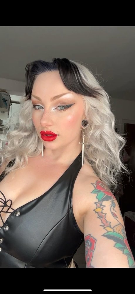 Polly  Pinup Stripteaser