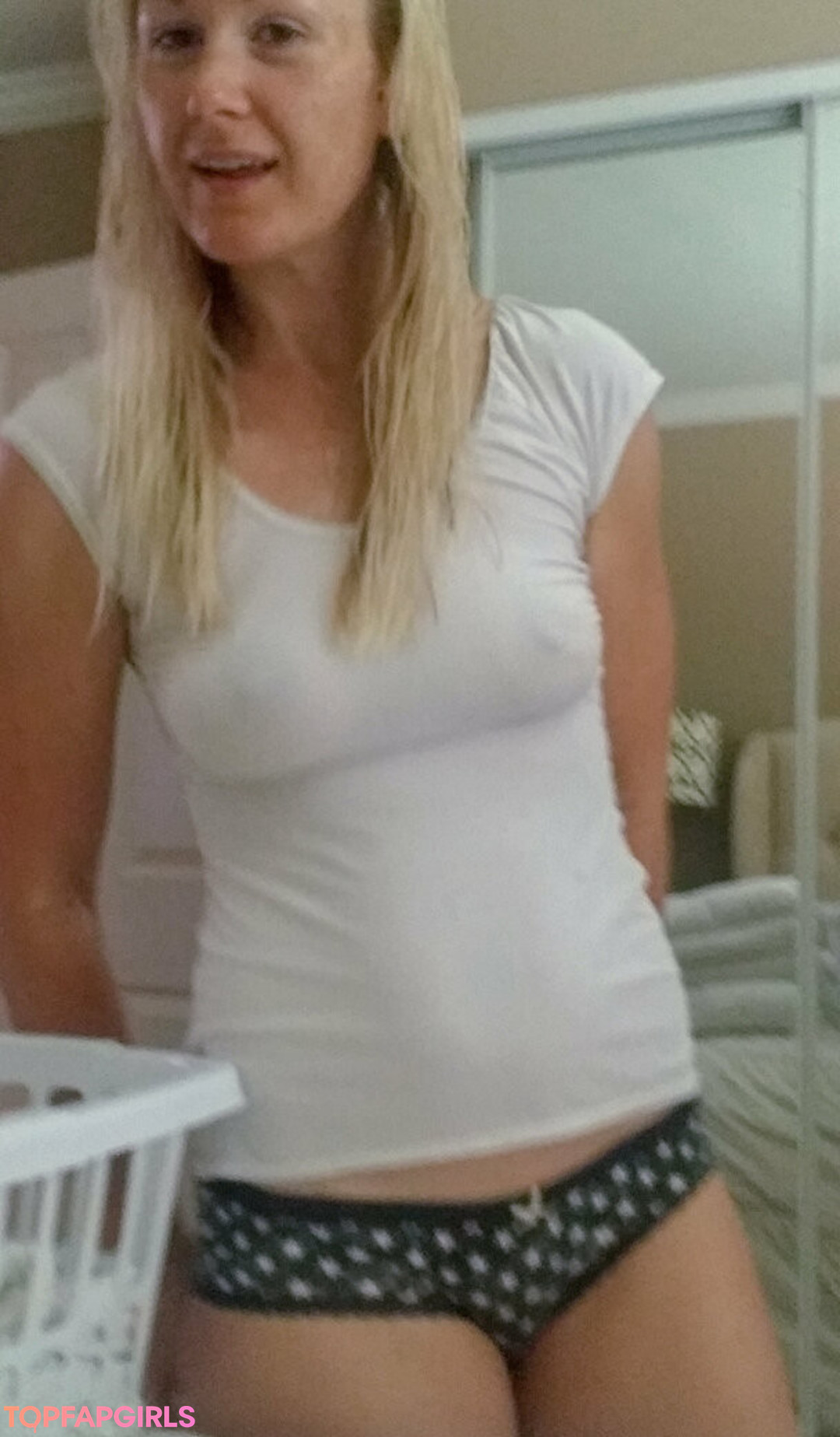 Foto desnuda filtrada de OnlyFans de Americanhousewife #16 Foto desnuda filtrada de OnlyFans de Americanhousewife #16