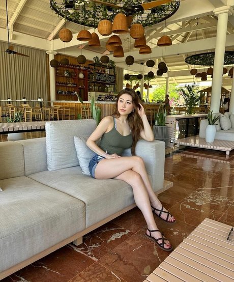 Foto desnuda filtrada de OnlyFans de Sasha Emiri