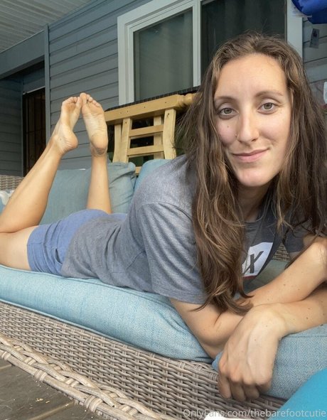 Thebarefootcutie