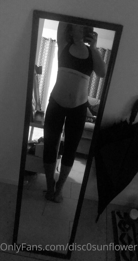 Foto desnuda filtrada de OnlyFans de Disc0sunflower