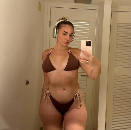 Foto desnuda filtrada de OnlyFans de Emely Hernandez