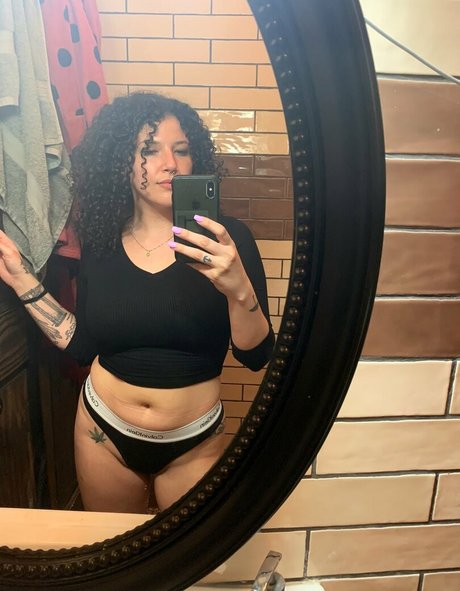 Foto desnuda filtrada de OnlyFans de Tiedyeblotter
