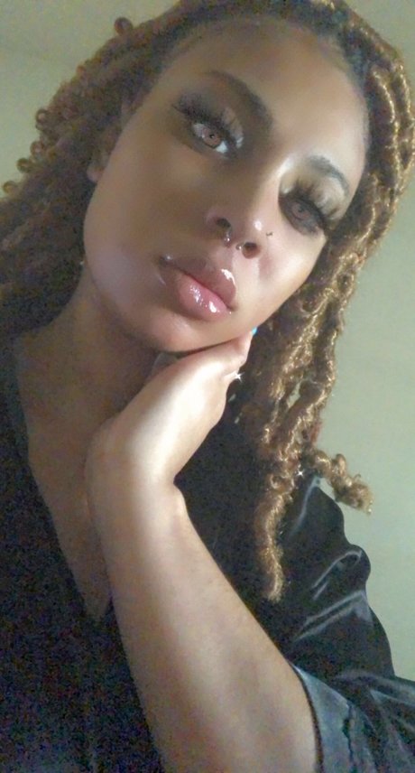 Foto desnuda filtrada de OnlyFans de Prettylightskinthang