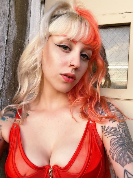 Foto desnuda filtrada de OnlyFans de Violescent Suicide