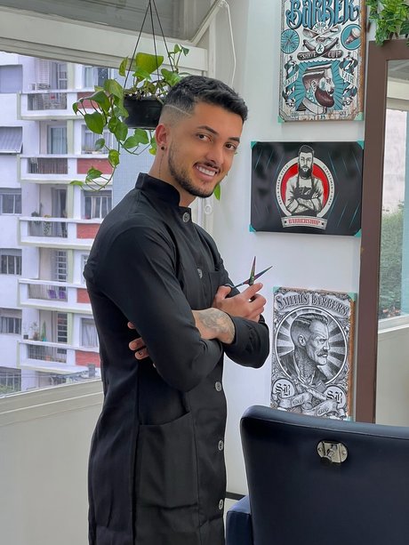Foto desnuda filtrada de OnlyFans de Naked Barber  