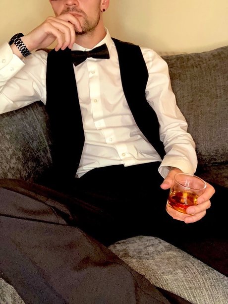 Foto desnuda filtrada de OnlyFans de Mrd  Suited Man  Free Subcription