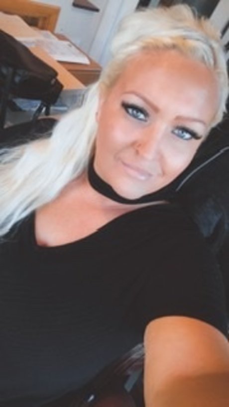 Foto desnuda filtrada de OnlyFans de Curvy Busty Blonde