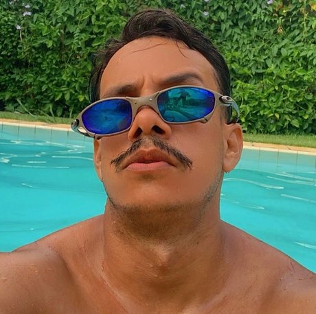Foto desnuda filtrada de OnlyFans de Eduardo