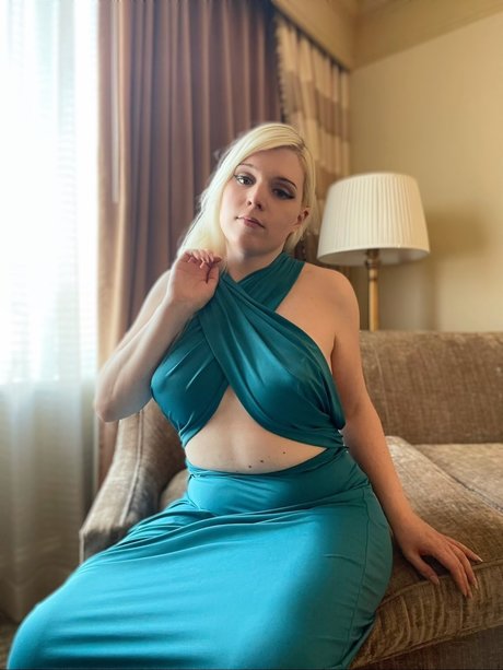Amanda Rae  Curvy Tgirl Pics