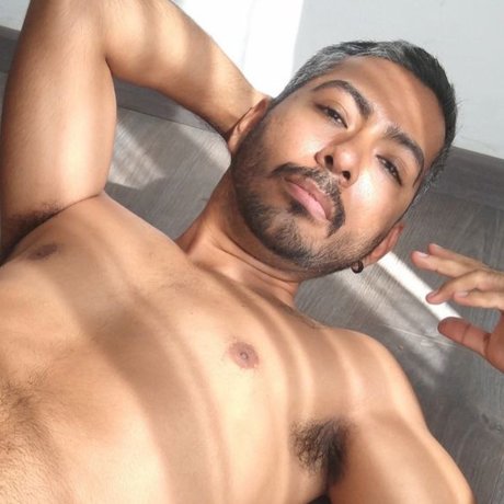 Ojos Negros Piel Canela