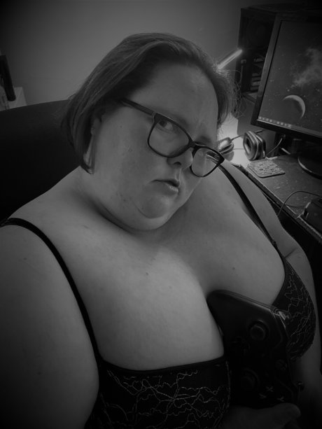Foto desnuda filtrada de OnlyFans de Red And Bubbly Bbw