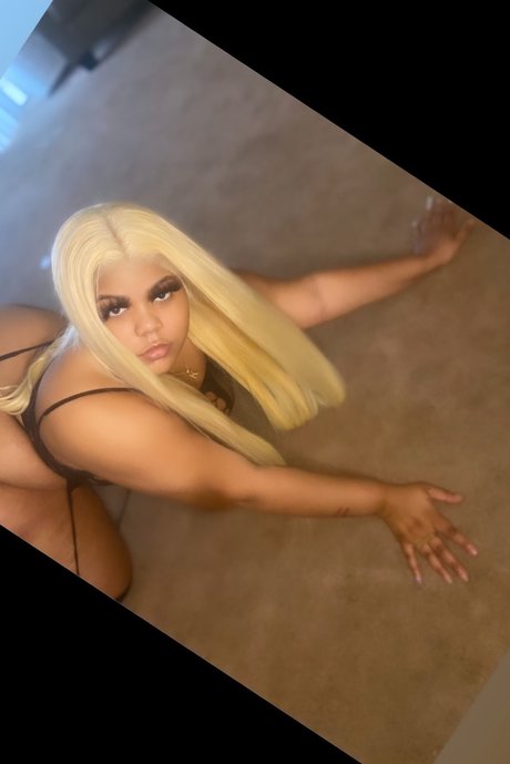 Foto desnuda filtrada de OnlyFans de Redbonecandy