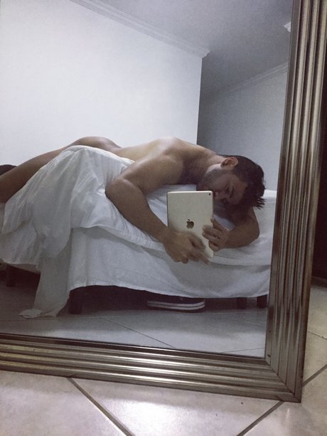 Foto desnuda filtrada de OnlyFans de Ronald Aguilera