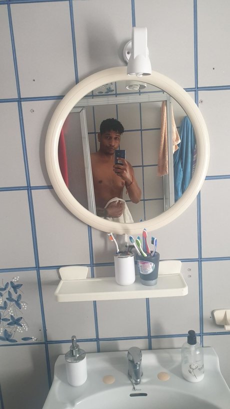 Foto desnuda filtrada de OnlyFans de Romeo Sensation