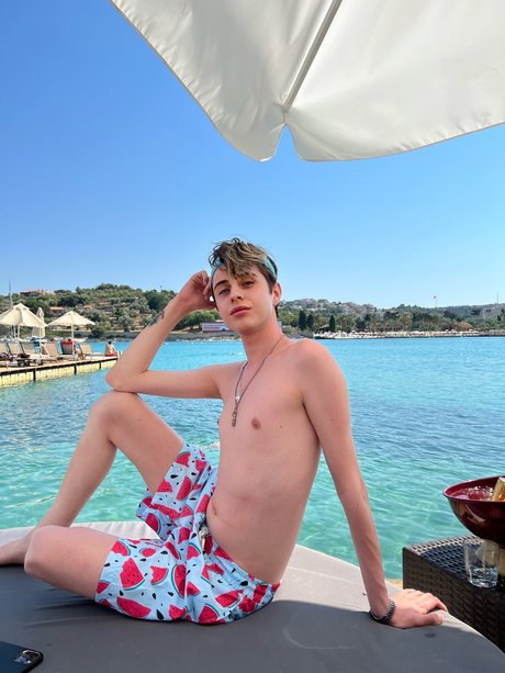 Foto desnuda filtrada de OnlyFans de Rzgar Ozan Dikici