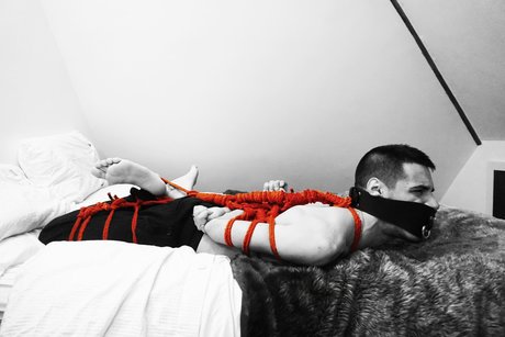 Foto desnuda filtrada de OnlyFans de Safe And Bound