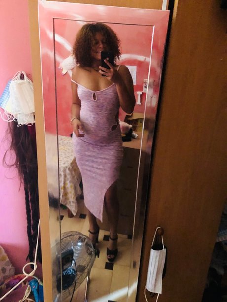 Foto desnuda filtrada de OnlyFans de Salom