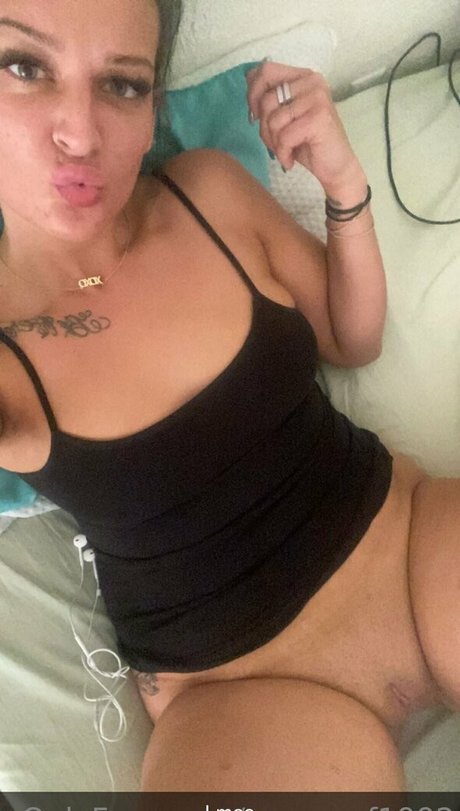 Foto desnuda filtrada de OnlyFans de Sassyyaf1992
