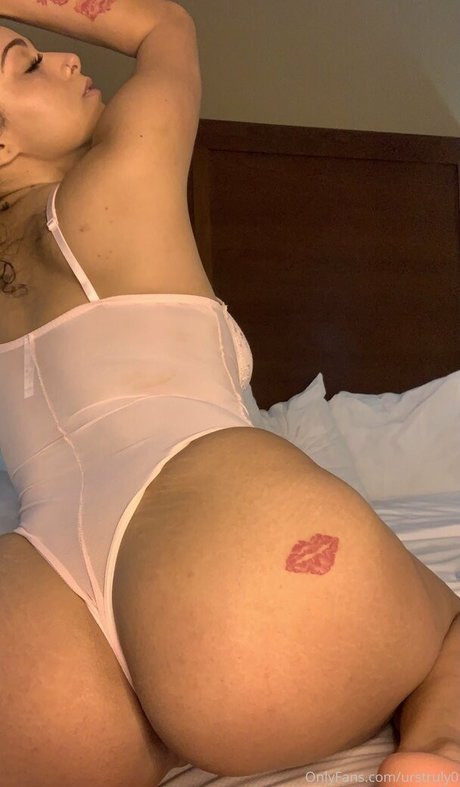 Foto desnuda filtrada de OnlyFans de Urstrulyali