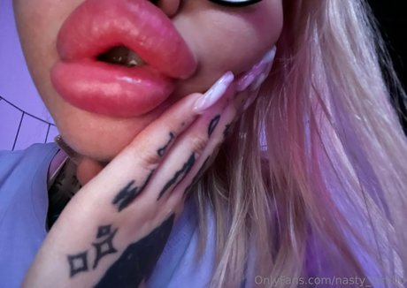 Nasty_bimbo