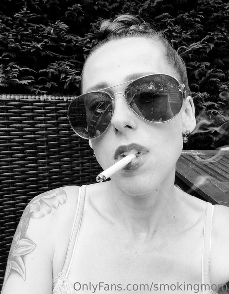 Foto desnuda filtrada de OnlyFans de Smokingmom