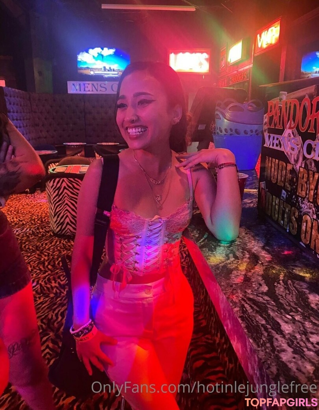 Foto desnuda filtrada de OnlyFans de Hotinlejunglefree #3 Foto desnuda filtrada de OnlyFans de Hotinlejunglefree #3