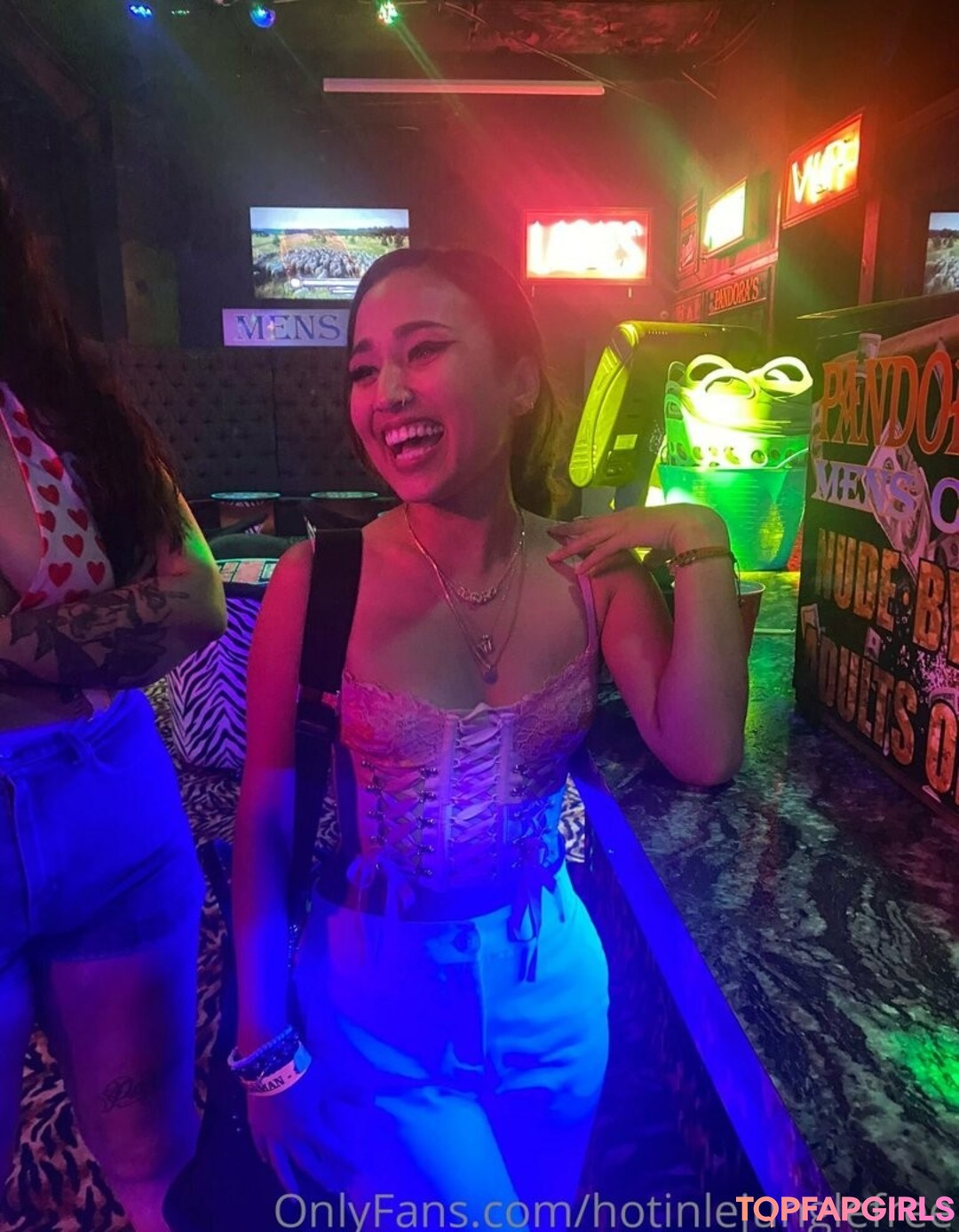 Foto desnuda filtrada de OnlyFans de Hotinlejunglefree #5 Foto desnuda filtrada de OnlyFans de Hotinlejunglefree #5