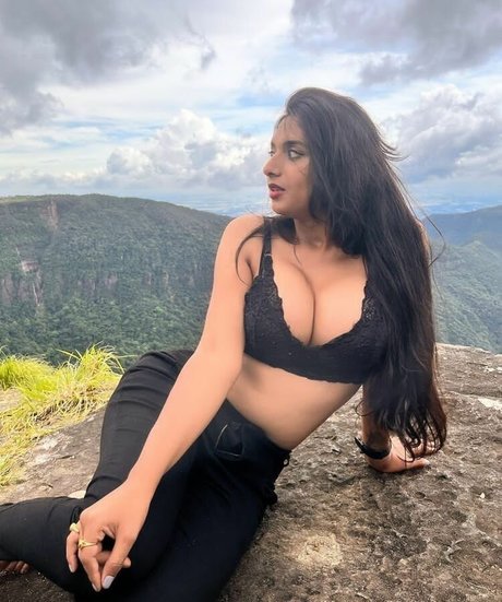 Foto desnuda filtrada de OnlyFans de Yajna Seni